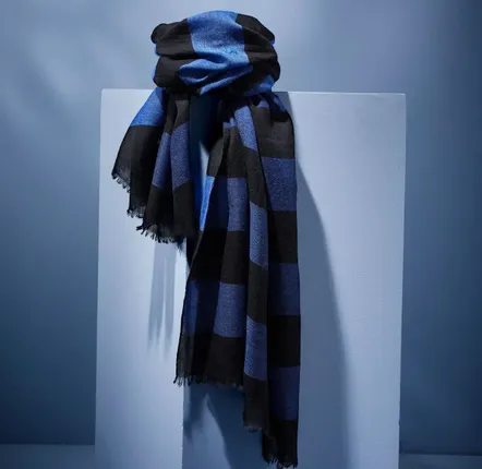 Foulards et écharpes - ÉCHARPE HOMME SVINOY — RAYURES LARGES NOIR & BLEU ROYAL EN LAINE - AV08 PARIS