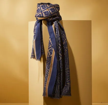 Foulards et écharpes - ÉCHARPE HOMME BANGARAM — MOTIFS IMPRIMÉS BEIGE & BLEU INDIGO EN LAINE - AV08 PARIS