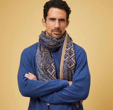 Foulards et écharpes - ÉCHARPE HOMME BANGARAM — MOTIFS IMPRIMÉS BEIGE & BLEU INDIGO EN LAINE - AV08 PARIS