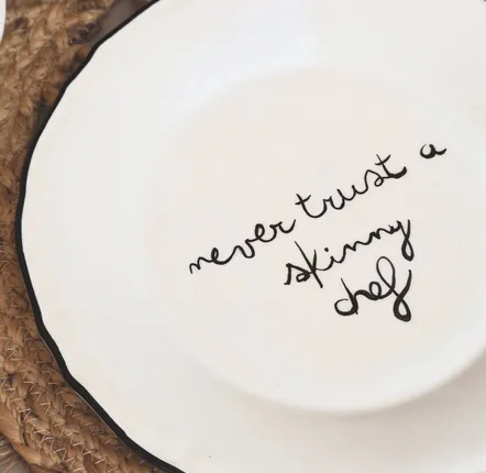 Assiettes au quotidien - 'Never trust a skinny chef' dinner plate - STUDIO NOTICED