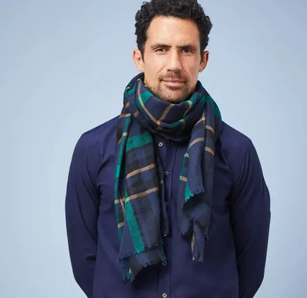 Foulards et écharpes - ÉCHARPE HOMME SKOMER — TARTAN ÉCOSSAIS MARINE, VERT & BEIGE EN LAINE - AV08 PARIS