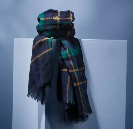 Foulards et écharpes - ÉCHARPE HOMME SKOMER — TARTAN ÉCOSSAIS MARINE, VERT & BEIGE EN LAINE - AV08 PARIS