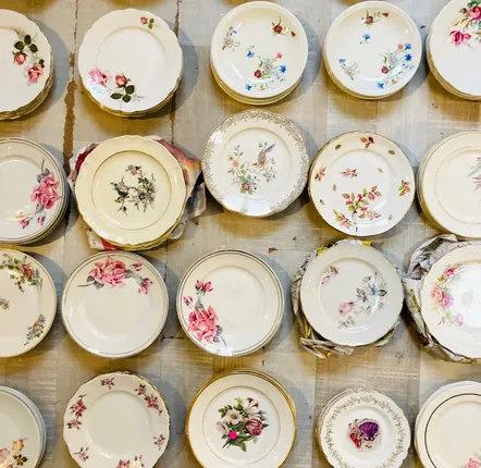 Assiettes de réception - Ensemble de quatre assiettes anciennes pour le dessert ou le brunch - CHARITY BOUGIES DE NY
