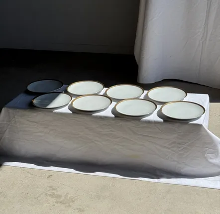 Formal plates - Set of 6 large vintage white porcelain plates with a gold border - OFFICE OBJETS