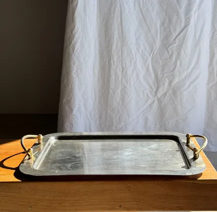 Plats et saladiers - Très grand plateau vintage en métal argenté à anses dorées L47 L36,5 - OFFICE OBJETS