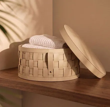 Corbeilles - Panier de rangement décoratif rond en cuir régénéré couleur sable avec couvercle - ANGEL CERDÁ