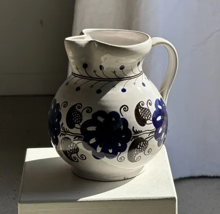 Carafes - Very large vintage white enamelled ceramic carafe with decoration - OFFICE OBJETS