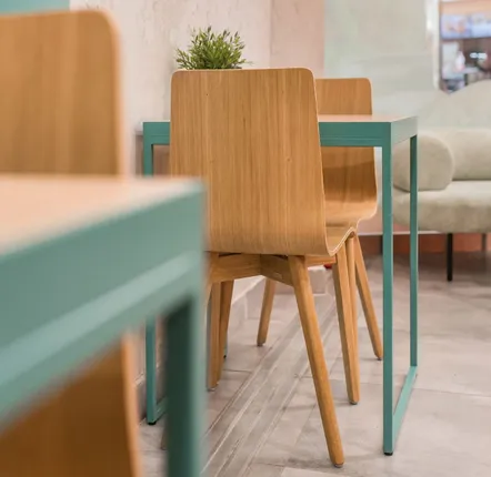 Chaises pour collectivités - Chaise minimaliste LUKA W en chêne - DELTA