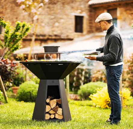 Ambiance barbecue à la campagne - pots à couverts en bois décorés