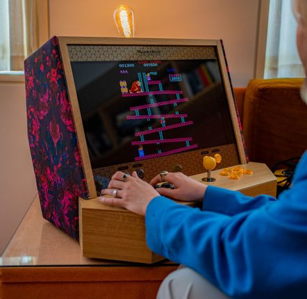 Objets de décoration - SENSEI V2F : machine d'arcade de luxe, plus de 5000 jeux rétro, tissu - MAISON ROSHI - LUXURY ENTERTAINMENT CABINETS