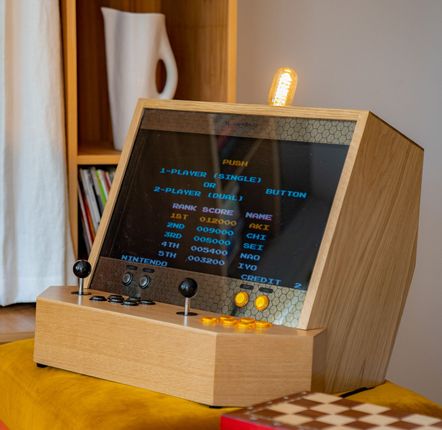 Objets de décoration - SENSEI V2 : arcade de luxe, 5000 jeux rétro, chêne - MAISON ROSHI - LUXURY ENTERTAINMENT CABINETS