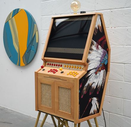Objets de décoration - SENPAI V3 : machine d'arcade de luxe, plus de 5 500 jeux en chêne - MAISON ROSHI - LUXURY ENTERTAINMENT CABINETS
