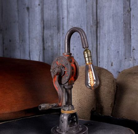 Lampadaires - Pump Lamp — Lampe de table fabriquée à partir de métal recyclé avec un - MAISON ZOE
