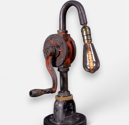 Lampadaires - Pump Lamp — Lampe de table fabriquée à partir de métal recyclé avec un - MAISON ZOE