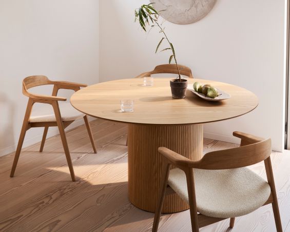  - Santiago dining table and Seoul dining chairs - BoConcept
