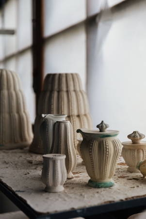  - La collection Perles incarne les savoir-faire emblématiques de la Maison : le teinté masse et le relief