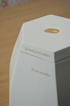  - Les mots, Lohan Blois. Porcelaine de Sèvres, impression offset or pur  24 carat, 2024 - 2025.