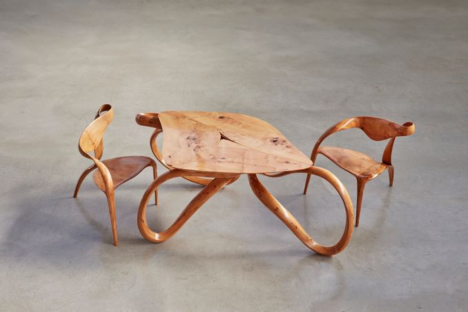  - La table de jeu d'échecs et les chaises Gestures, une commande unique récemment réalisée en if.