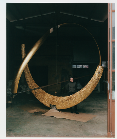  - Joseph Walsh aux côtés de sa sculpture monumentale Magnus RINN lors de son assemblage à la Fonderia Artistica Mariani, à Pietrasanta, en Italie.