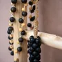 Objets de décoration - Les perles en bois avec pompon en coton - noires - BAZAR BIZAR LIVING