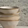 Plats et saladiers - Assiettes SUN. Céramiques portugaises. Ivoire avec bordure dorée - SOWL