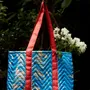Sacs et cabas - Des sacs fourre-tout recyclés fabriqués à partir de saris d'occasion - I WAS A SARI