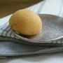 Cosmétiques - EPONGE DE KONJAC BIOLOGIQUE ENRICHIE AU CURCUMA - EN BOÎTE - KARAWAN AUTHENTIC