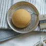 Cosmétiques - EPONGE DE KONJAC BIOLOGIQUE ENRICHIE AU CURCUMA - EN BOÎTE - KARAWAN AUTHENTIC