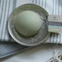 Cosmétiques - EPONGE KONJAC BIOLOGIQUE ENRICHIE À L'ALOE VERA - EN BOITE - KARAWAN AUTHENTIC