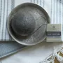 Cosmétiques - EPONGE DE KONJAC BIOLOGIQUE - AU CHARBON DE BAMBOU - EN BOÎTE - KARAWAN AUTHENTIC