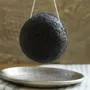 Cosmétiques - EPONGE DE KONJAC BIOLOGIQUE ENRICHIE AU CHARBON DE BAMBOU - EN VRAC - KARAWAN AUTHENTIC