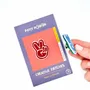 Cadeaux - Pin’s brodé "Peace" – Une touche pop et engagée - PETIT POIRIER