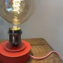 Objets de décoration - Pied de Lampe Gaïa Rouge - Ampoule Tourbillon - LES POTERIES DE SWANE