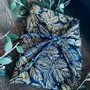 Cadeaux - 'Le chandelier' Emballage Furoshiki en Coton Recyclé Taille S 35x35cm - CARÉDEAU PAPIER CADEAU RÉUTILISABLE