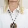 Bijoux - Pendentif oval en sabot avec motif longévité ajouré et laque café crème - L INDOCHINEUR X RIVÊT