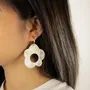 Bijoux - Boucles d'oreilles marguerite en nacre - L INDOCHINEUR X RIVÊT