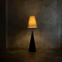 Lampadaires - Lampadaire Vereteno — Base sculpturale en érable carbonisé avec abat-j - PLETOSTUDIO