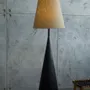Lampadaires - Lampadaire Vereteno — Base sculpturale en érable carbonisé avec abat-j - PLETOSTUDIO
