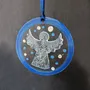 Guirlandes et boules de Noël - Décoration en verre représentant un ange debout bleu peint à la main - CARNEOL GLASS
