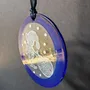 Autres décorations de Noël - Décoration en verre représentant un elfe bleu peint à la main avec un sac - CARNEOL GLASS