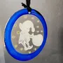 Autres décorations de Noël - Décoration en verre représentant un elfe bleu peint à la main avec un sac - CARNEOL GLASS