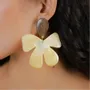 Bijoux - Boucles d'oreilles poussoir grand modèle fleur nacre dorée - Fioria - NATURE BIJOUX