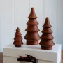 Décorations pour tables de Noël - Wooden Medium Brown Christmas Tree - WE LOVE SEASONS