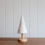 Décorations pour tables de Noël - Petit sapin de Noël blanc en céramique - WE LOVE SEASONS