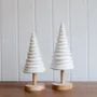 Décorations pour tables de Noël - Grand sapin de Noël blanc en céramique - WE LOVE SEASONS