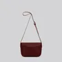 Sacs et cabas - Barney - Sac à bandoulière de taille moyenne en cuir en merlot grainé - MIMI BERRY