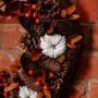 Objets de décoration - Couronne de citrouilles marron et orange en bois - WE LOVE SEASONS
