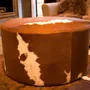 Poufs - Grand pouf circulaire en peau de vache - ECUIRA