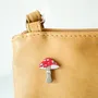 Bijoux - Broche champignon rouge Amanita Muscaria - Broche en bois fantaisie forêt - Accessoire féerique Amanite tue-mouches - PINTONIK