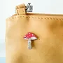 Bijoux - Broche champignon rouge Amanita Muscaria - Broche en bois fantaisie forêt - Accessoire féerique Amanite tue-mouches - PINTONIK